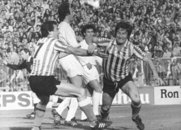 Jugó entre 1970 y 1982 en el equipo sevillano.