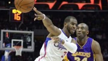 Chris Paul da un pase sin mirar ante Kobe Bryant.