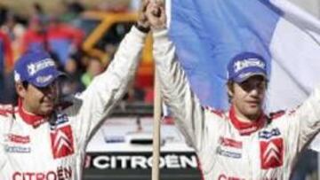 <B>IMAGEN HABITUAL. </b> Loeb y su copiloto en el podio. Una instantánea que se repite rally tras rally. No hay rival para el francés en este campeonato.