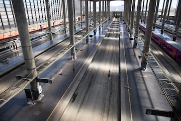 Todo el servicio de trenes de cercan¨ªas, media y larga distancia se vio afectado por el apag¨®n. Se suspendieron todos los trayectos.