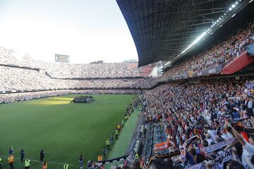 Valencia streets packed as fans celebrate with Copa del Rey winning team