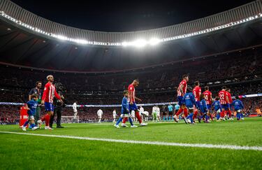 Salida al terreno de juego de los futbolistas.