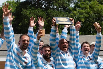 Actores con trajes de época durante el  partido de conmemoración de la unión de rugby entre los equipos Stade Francais y Racing Club de France en el estadio Christophe Dominici en París, mientras recrean la primera final de 1892. - El primer título de Los campeones de la unión francesa de rugby se otorgó en 1892 y fue arbitrado por Baron de Coubertin, el equipo ganador recibe el Bouclier de Brennus, el famoso trofeo otorgado desde ese año.