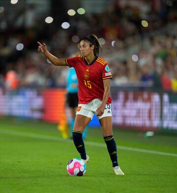 Juega como defensa en el Manchester City. Debutó en 2016 con la selección española, ​de la que forma parte de manera regular.