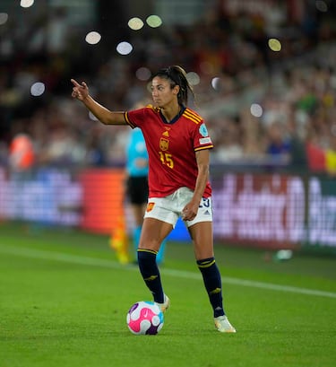 Juega como defensa en el Manchester City. Debutó en 2016 con la selección española, ​de la que forma parte de manera regular.