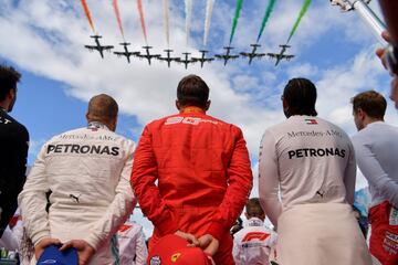 Valtteri Bottas, Charles Leclerc y Lewis Hamilton en la ceremonia del inicio de carrera. 