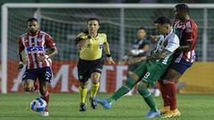 Colombia's Junior Dany Rosero (R) and Bolivia's Oriente Petrolero Facundo Suarez vie for the ball during their Copa Sudamericana group stage football match at the Ramon Aguilera Costas stadium in Santa Cruz, Bolivia, on April 28, 2022. (Photo by AIZAR RALDES / AFP)