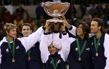 Juan Carlos Ferrero, Tommy Robredo, Jordi Arrese, Rafael Nadal y Carlos Moyá, con la Ensaladera de 2004.