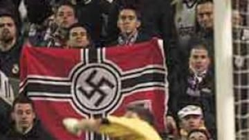 <b>BANDERA NAZI.</b> Símbolos nazis como éste se siguen viendo en estadios del fútbol español. Éste último sucedió en el pasado derbi Madrid-Atlético en el Bernabéu.
