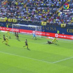 Fue tal el cañonazo de Bakambu que le dobló las manos al portero