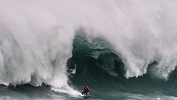 James Carew, surf en Isla Mouro, Santander, Cantabria, el jueves 28 de marzo del 2024.