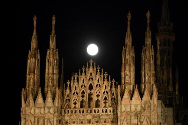 A Beaver Moon supermoon rises behind the Duomo Cathedral in Milan, Italy, November 5, 2025. REUTERS/Fabrizio Bensch