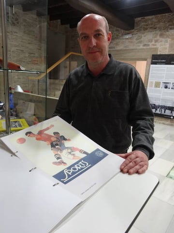 Jordi Riera, comisario de la exposición ‘Gols de Tinta’, posa con una portada de Sports, la primera revista deportiva que se editó en catalán.