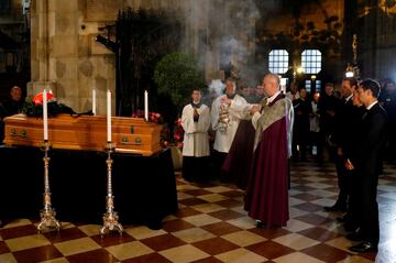 Miles personas se han acercado a la Catedral de San Esteban de Viena, lugar donde se ha instalado la capilla ardiente de Niki Lauda para darle el último adiós.