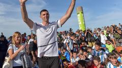 Argentine goalkeeper Emiliano Martinez waves to fans in Mar del Plata, Argentina, during a tribute upon his return to his hometown after winning the Qatar 2022 World Cup tournament on December 22, 2022. (Photo by Mara SOSTI / AFP)