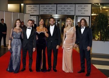 Xavi, Cesc y Puyol con sus esposas.