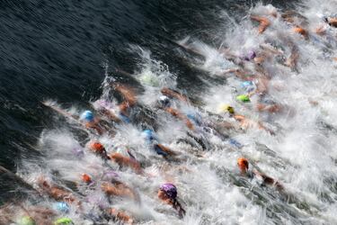Las atletas disputan la prueba de natación de los Campeonatos de Europa de triatlón que se celebraron en Múnich (Alemania) en el segundo día de competición, en el centro acuático Olympia-Schwimmhalle. Las nadadoras, que en la imagen se ven apelotonadas, luchan por hacerse un hueco en los primeros puestos.