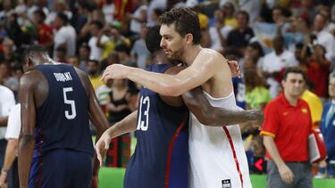 Paul George y Pau Gasol se abrazan tras las semifinales de Río 2016.