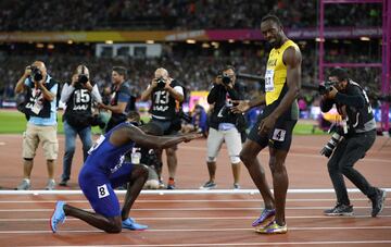 El final de Usain Bolt llegó, como había anunciado, en el Mundial de Londres 2017. Un final agridulce, en el podio de los 100 metros, como no podía ser de otra forma. Pero el oro lloró la ausencia de su padre estos últimos años. Justin Gatlin se resarció de su oscuro pasado desbancando al jamaicano de su habitual primera posición. El también americano Coleman fue segundo. Bolt se despidió con el segundo bronce de su carrera. Gatlin se arrodilló ante él.