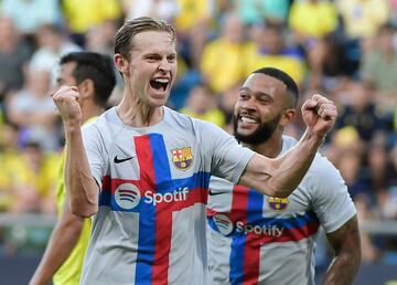 El centrocampista holandés Frenkie De Jong del Barcelona celebra después de marcar el primer gol de su equipo