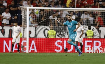 2-3. Karim Benzema celebra el tercer gol que anota en el minuto 91.