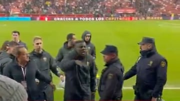 19-01-25. EL JUGADOR DEL ELCHE DYABI SE ENCARA CON UN AFICIONADO AL FINAL DEL PARTIDO EN EL MOLINÓN.