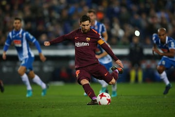 Diego López detuvo el penalti lanzado por Leo Messi.