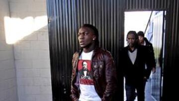 <b>ESCURRIDIZO. </b>Drenthe, ayer, saliendo por la puerta de servicio.