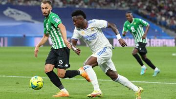 MADRID, SPAIN - MAY 20: Vinicius Junior of Real Madrid is challenged by German Pezzella of Real Betis during the LaLiga Santander match between Real Madrid CF and Real Betis at Estadio Santiago Bernabeu on May 20, 2022 in Madrid, Spain. (Photo by Angel Ma