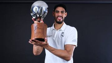 Gustavo Ayón posa con el título de campeón de la Liga Endesa.