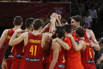 Los jugadores de la selección española de baloncesto celebran el pase a la semifinal del Eurobasket. 