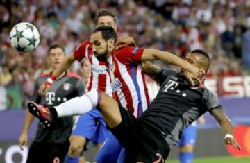 Juanfran (i) lucha el balón con Arturo Vidal.