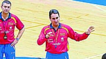 <b>A TRABAJAR. </b>Valero Rivera les explica a los jugadores de la Selección lo que quiere de ellos de cara al Europeo de Austria.