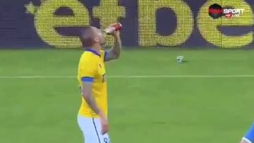 Lo que no pase ya en un campo de fútbol... ¡se bebe la cerveza!