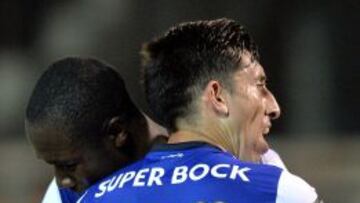 El mexicano celebra su primer gol de la temporada en la Liga de Portugal.