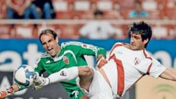 <b>INDISCUTIBLE. </b>El central hispalense ha jugado esta temporada 35 partidos con el filial sevillista.