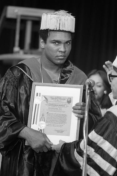 La Universidad Ortanaz en Ciudad Quezón le otorgó a Ali un premio honorífico días antes de la pelea.