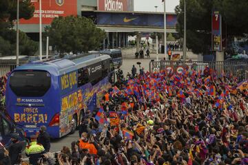 El partido de Champions entre Barcelona y Real Madrid ha batido el récord mundial de asistencia a un partido de fútbol femenino con 91.553 espectadores. El aspecto del Camp Nou era espectacular. 