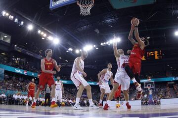 El base de la selección española de Baloncesto Ricky Rubio lanza a canasta ante la oposición de Bogdan Bogdanovic. 