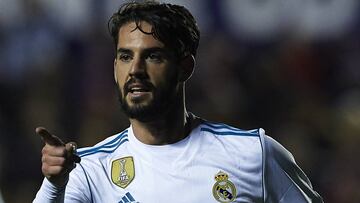 Isco celebrando un gol contra el Levante en el partido de Liga del 3 de febrero de 2018 en el Ciutat de Valencia