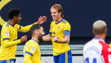 Álex, del Cádiz, celebra su gol contra el Alavés.