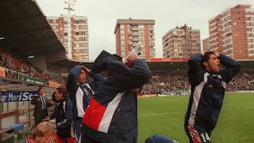 Los jugadores del Atl&eacute;tico lamentan el penalti fallado por Hasselbaink.