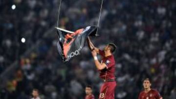 Imagen de Mitrovic cogiendo la bandera del dron de la &quot;Gran Albania&quot;