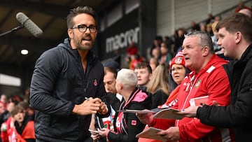 Ryan Reynolds firma autógrafos a los aficionados del Wrexham.