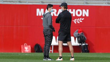 Lopetegui dialoga con Escudero.