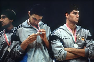 Su proeza fue histórica. La Selección dirigida por Antonio Díaz-Miguel conquistó la primera medalla de plata para el baloncesto espa?ol en los Juegos de Los ?ngeles de 1984. Fue el gran cimiento de los logros deportivos que vendrían a continuación y para la popularización del baloncesto en nuestro país. Los Solozabal, Llorente, Epi, Jiménez, Beirán y compa?ía solo perdieron en primer fase contra Estados Unidos (el verdugo también en la final) y derrotó en cuartos a Australia (101-93) y en semifinales a la temible Yugoslavia (74-61).