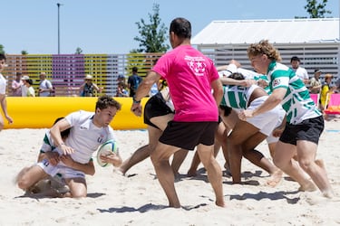 Un partido de rugby playa en una de las zonas habilitadas para jugar sobre arena. 