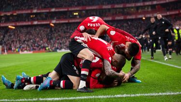 Los jugadores del Athletic celebran el gol de Berenguer al Real Madrid que les dio a los rojiblancos la clasificación para las semifinales de la Copa del Rey.