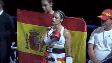 Mary Romero con la bandera de España antes del combate por el WBC Silver y la eliminatoria Mundial del peso gallo.