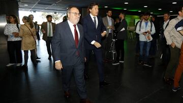 El secretario de Estado para el Deporte, Jos&eacute; Ram&oacute;n Lete, llega al Foro Eeventos Deportivos de As junto al director de As Alfredo Rela&ntilde;o.